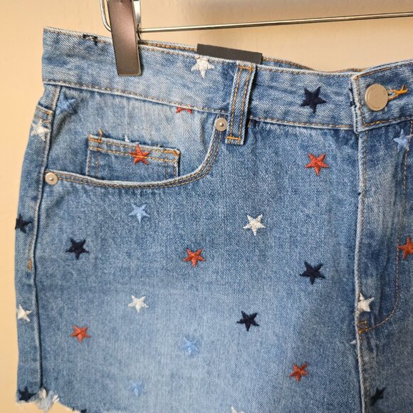 Blank NYC The Barrow Vintage High Rise Star Embroidered Denim Cutoff Shorts - Picture 3 of 16